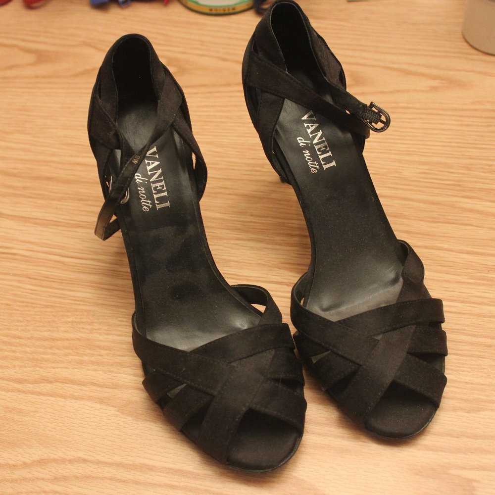 NWOT black strappy heeled sandals